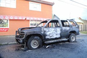 Incendiaron vehículo de madrugada en el Barrio 18
