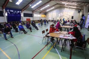 Continúan las grandes filas en la Escuela Manuel Bulnes