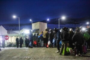 Más de 70 familiares de internos de la cárcel de Punta Arenas desafiaron el frío por tres horas para ingresar encomiendas