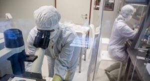 Japón da luz verde a ensayos clínicos de vacuna genética contra el COVID-19