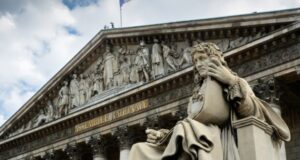 En París vandalizan estatua de ministro de Luis XIV, considerado el precursor del 
