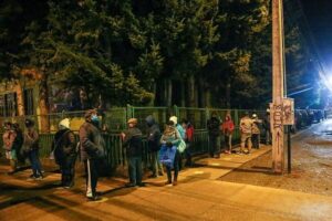 Largas filas a las afueras de la  Escuela Portugal por Registro Social de Hogares