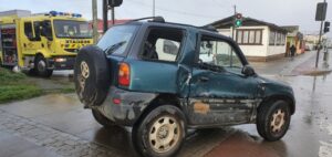 Conductor provocó accidentes y huyó a pie
