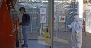 Giros en cajeros automáticos cayeron a la mitad durante mayo y aumenta el uso de las tarjetas