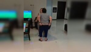 Otra más de Diego Maradona: se bajó los pantalones en pleno baile y preocupa a fanáticos