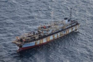 Armada chilena realiza fiscalización a naves pesqueras