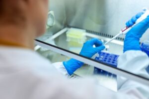 Infectólogo advierte que índice de positividad de los exámenes PCR podría llegar a 50% en julio