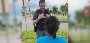 Policía termina llorando luego de ver a niña afroamericana levantar sus manos aterrada al verla