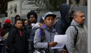 70% de los chilenos cree que no se debe entregar visa a los migrantes que entren de manera ilegal, según estudio