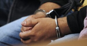 Dejan en libertad a sujeto que debía cumplir condena en su domicilio y fue sorprendido en las inmediaciones del mall
