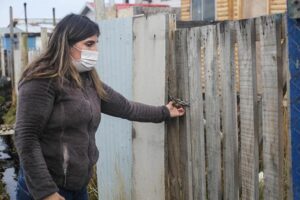 Vecina que denunció toma de casa alega que familia colombiana no fue desalojada
