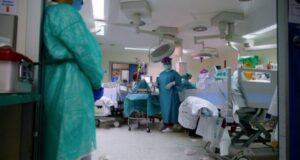 España agrega 1.177 muertos a cifra de fallecidos de coronavirus y supera los 28.000 decesos