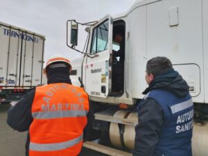 Nueve camiones transitaban con sustancias peligrosas sin rotular