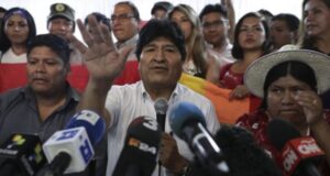 Liberan a policía secuestrado por manifestantes en Bolivia y gobierno acusa a Evo Morales