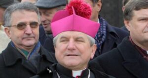 Papa Francisco aparta a obispo involucrado en caso de pedofilia