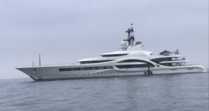 Yate de magnate ruso se mantendrá indefinidamente en la bahía de Valparaíso