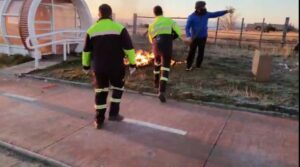 Personas en situación de calle incendiaron colchones y casi quemaron paradero