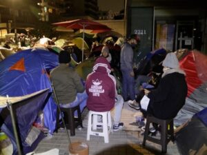 130 inmigrantes pasaron la noche afuera del consulado de Colombia pese a la lluvia