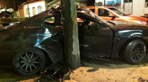 Conductor ebrio chocó autos estacionados, un poste y dejó grave a su acompañante