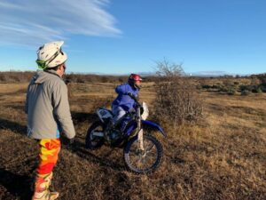 Con sectores bajo escarcha y a muy baja velocidad se llevó a cabo el primer día de clases de la Escuela de Moto para Principiantes