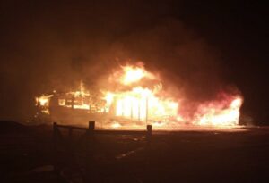 Voraz incendio consumió vivienda y dejó a una persona lesionada