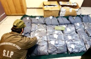 Dos sujetos fueron detenidos con más de 50 prendas escolares las cuales fueron sustraídas de dos tiendas comerciales