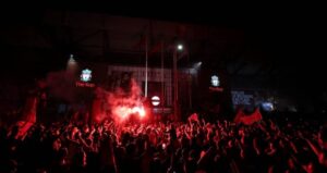 Liverpool condena el masivo festejo de sus hinchas en plena pandemia: 