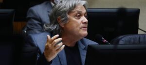 Senador Alejandro Navarro presenta denuncia por amenaza de muerte en redes sociales