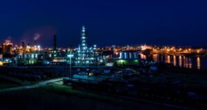 Petróleo sube luego de caída de reservas en Estados Unidos