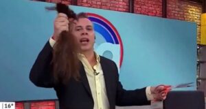 Mega ofrece disculpas públicas a camarógrafo al que Viñuela le cortó el pelo en vivo