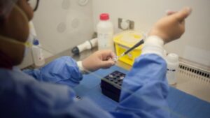 Salud detecta casos de Covid en empresa marítima, retail y brote en pesquera llega 55 contagios