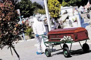 Diferencias en reporte de fallecidos entre Minsal y DEIS se debe a uso de “metodologías diferentes”