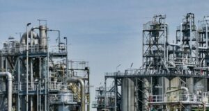 Petróleo sube por caídas de reserva de gasolina en EEUU