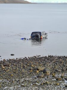 Conductor perdió el control de su vehículo por la escarcha y terminó en el Estrecho de Magallanes