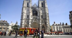 Incendio afecta a catedral gótica francesa del siglo XVI: se baraja intencionalidad