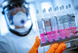 Proyecto de vacuna contra la covid-19 de la Universidad de Oxford lograría doble de protección
