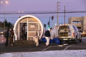Mujer falleció al interior de paradero que ocupaba como vivienda frente al hospital