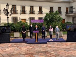Piñera promulga ley de Crianza Protegida: permitirá acceso a seguro de cesantía al fin del postnatal