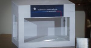 Parlamentarios buscan que plebiscito se haga en dos días pese a que el Gobierno confirmó una jornada