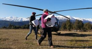 Por vía aérea trasladan cajas de alimentos a familias de sectores apartados de Llanquihue y Chiloé