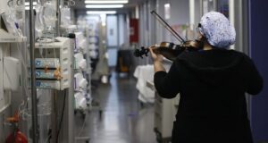 Medios de EEUU destacan labor de Damaris, la tens que toca violín a pacientes de hospital capitalino