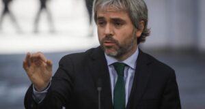 Ministro Blumel llama a condenar violenta noche en la capital: 
