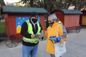 Cobradores de estacionamientos retornaron a las calles para dar a conocer su situación y pedir ayuda a la comunidad