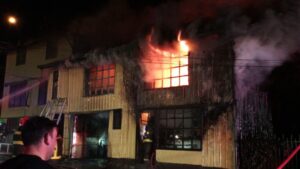 Diez damnificados deja voraz incendio