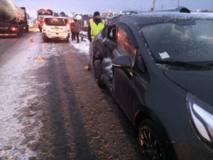 Colisión entre bus y auto particular dejó daños en ambos móviles