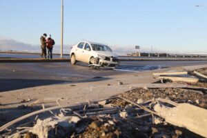Conductor salvó de milagro luego de impactar su auto contra poste en la Costanera