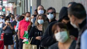 El 73% de los chilenos tiene miedo de volver a salir al levantarse cuarentenas, señala estudio