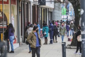 Leve mejoría: Salud insiste en no bajar la guardia por posibles brotes ante descuidos