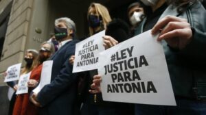 Familia y parlamentarios presentan proyecto de ley 