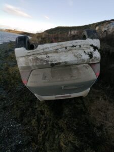 Chofer salvó de milagro tras volcar y quedar a orillas del Estrecho de Magallanes